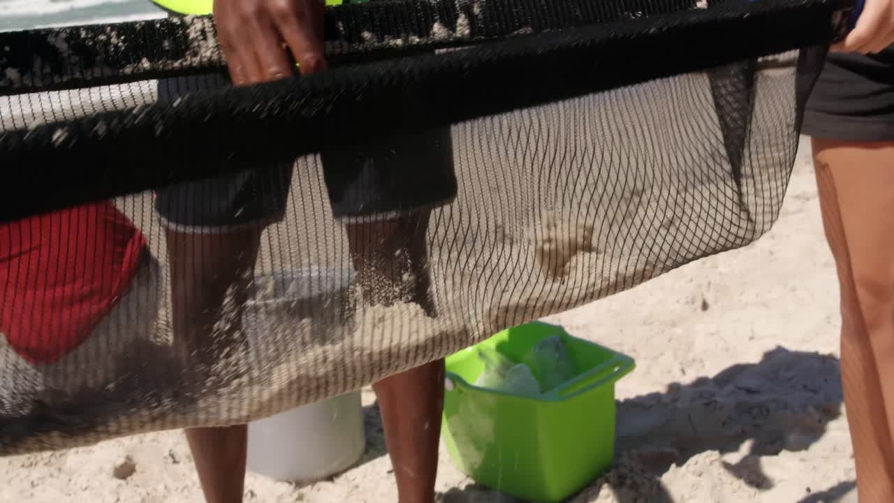 Volontari che puliscono la spiaggia in una giornata di sole 4K