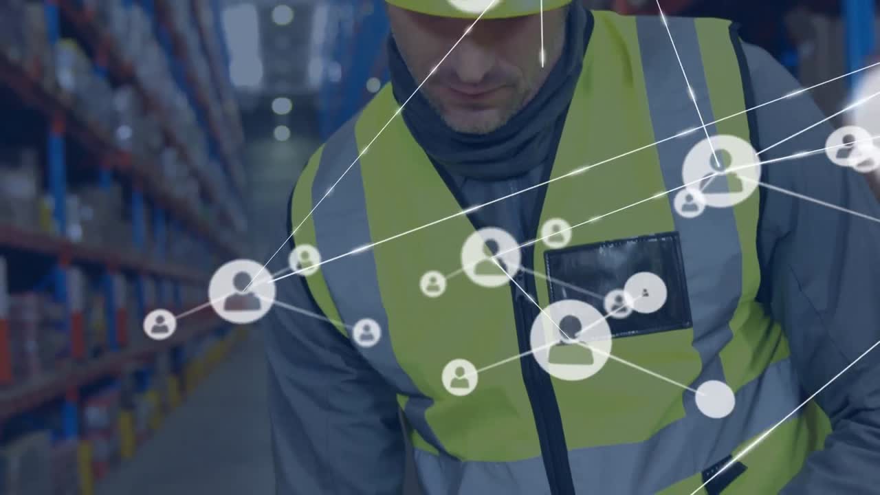 animación de una red de conexiones con iconos sobre un trabajador caucásico en un almacén