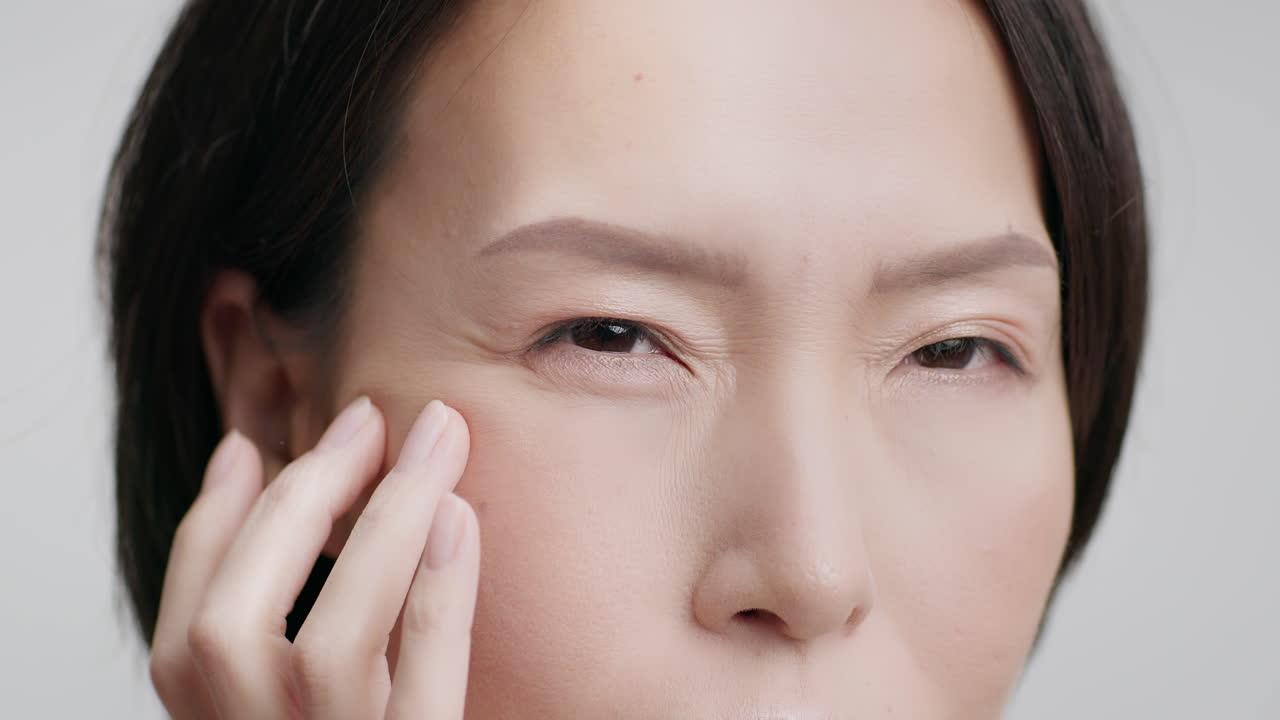 얼굴에 주름이 있는 여자