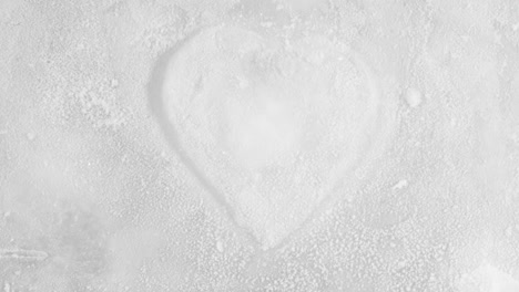 corazón agrietado, atrapado en el hielo, derritiéndose. lapso de tiempo.