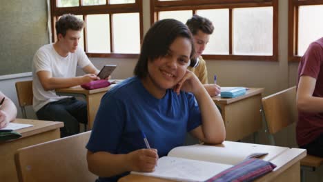 adolescentes en un aula de escuela