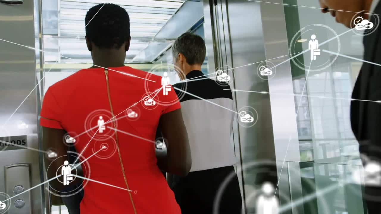 animación de una red de iconos digitales sobre la vista trasera de hombres de negocios que entran en una escalera mecánica.