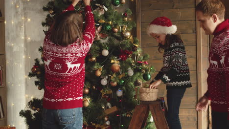 familia feliz decorando el árbol de navidad en casa 4