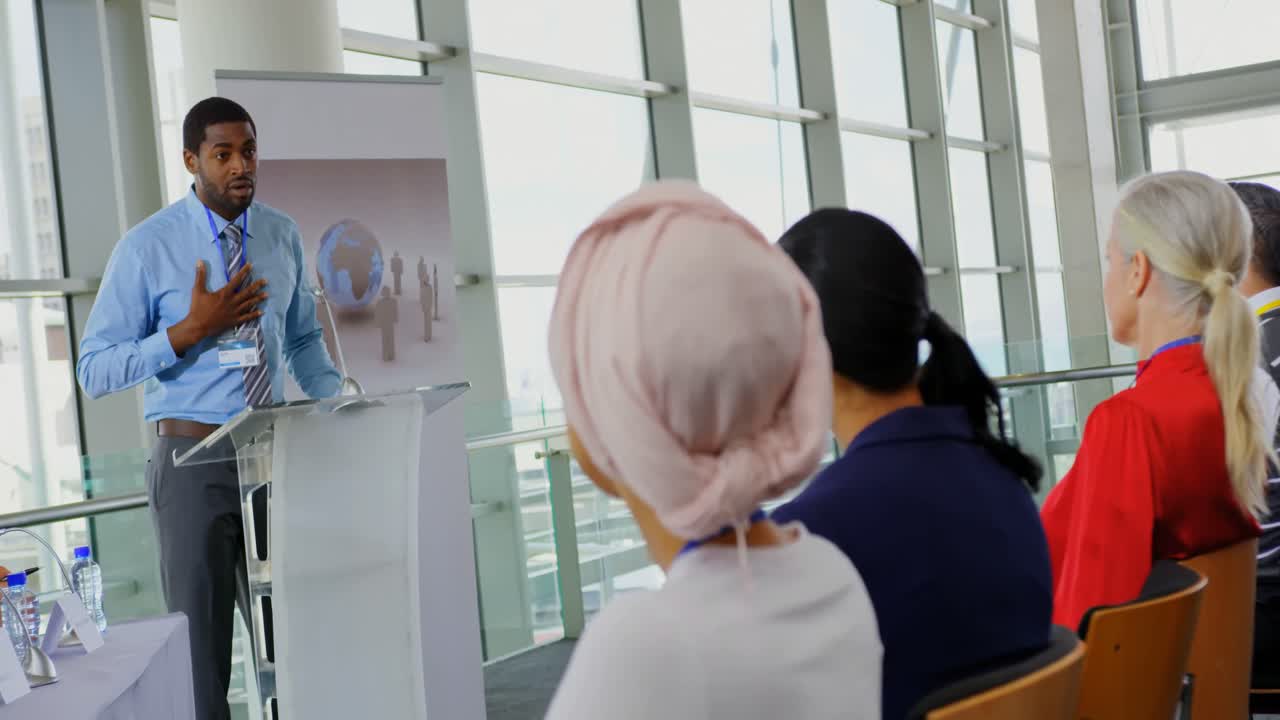 orador afroamericano hablando en un seminario de negocios 4k