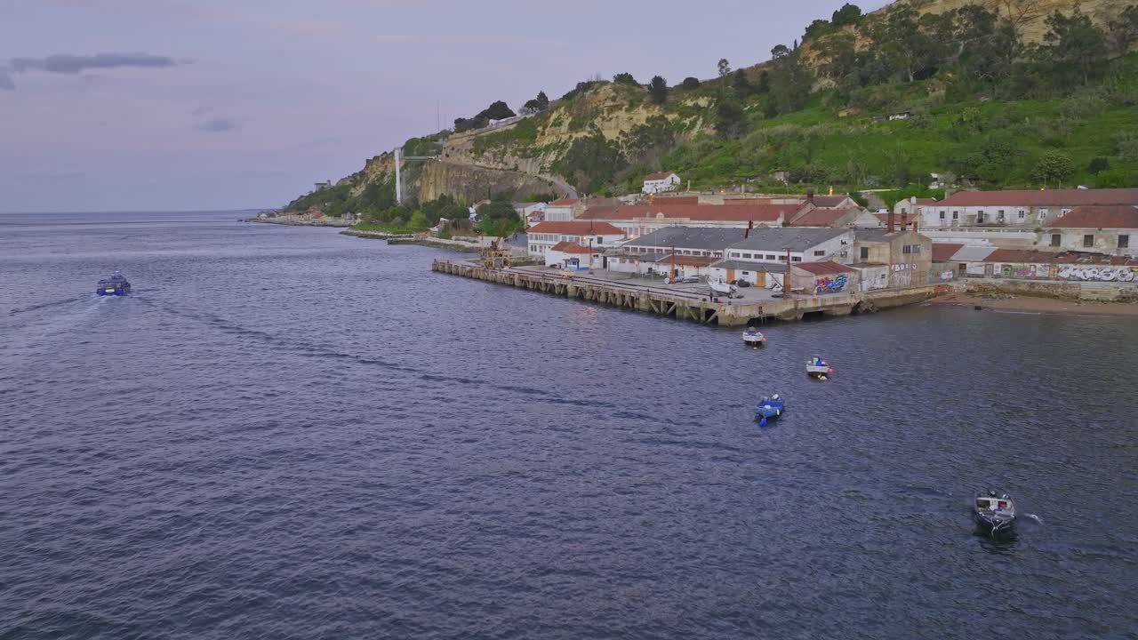 Tomada de drone dos antigos armazéns à beira-rio em Almada.