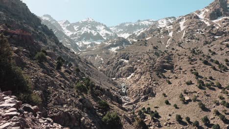 Vista-Panorámica-De-Una-Cadena-Montañosa-En-Un-Soleado-Día-De-Invierno-En-El-Alto-Atlas,-Marruecos