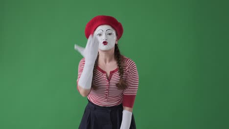 el artista de mimo promete vengarse por haber sido ofendido.