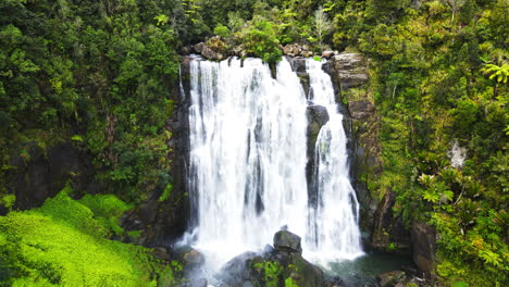 Drone-Moviéndose-Hacia-Una-Cascada-En-Un-Alto-Acantilado-Rocoso