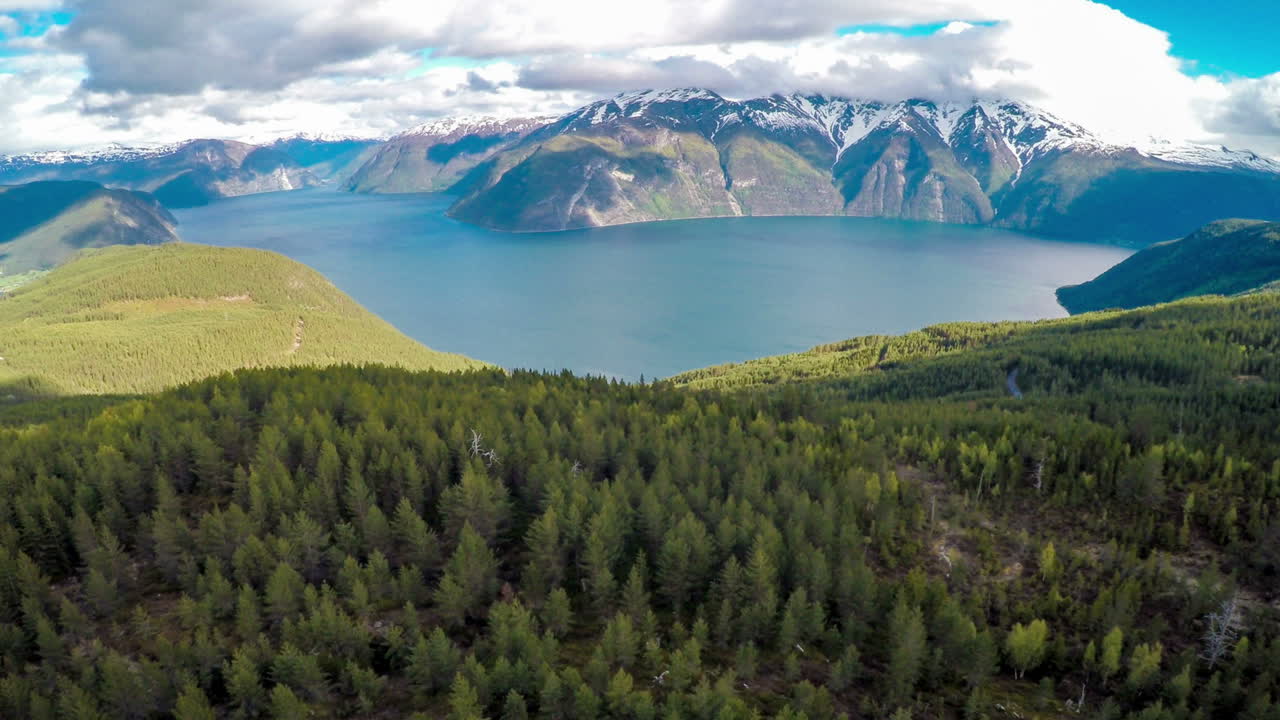 아름다운 노르웨이 자연. 소그네 피오르덴을 날아다니고 있습니다.
