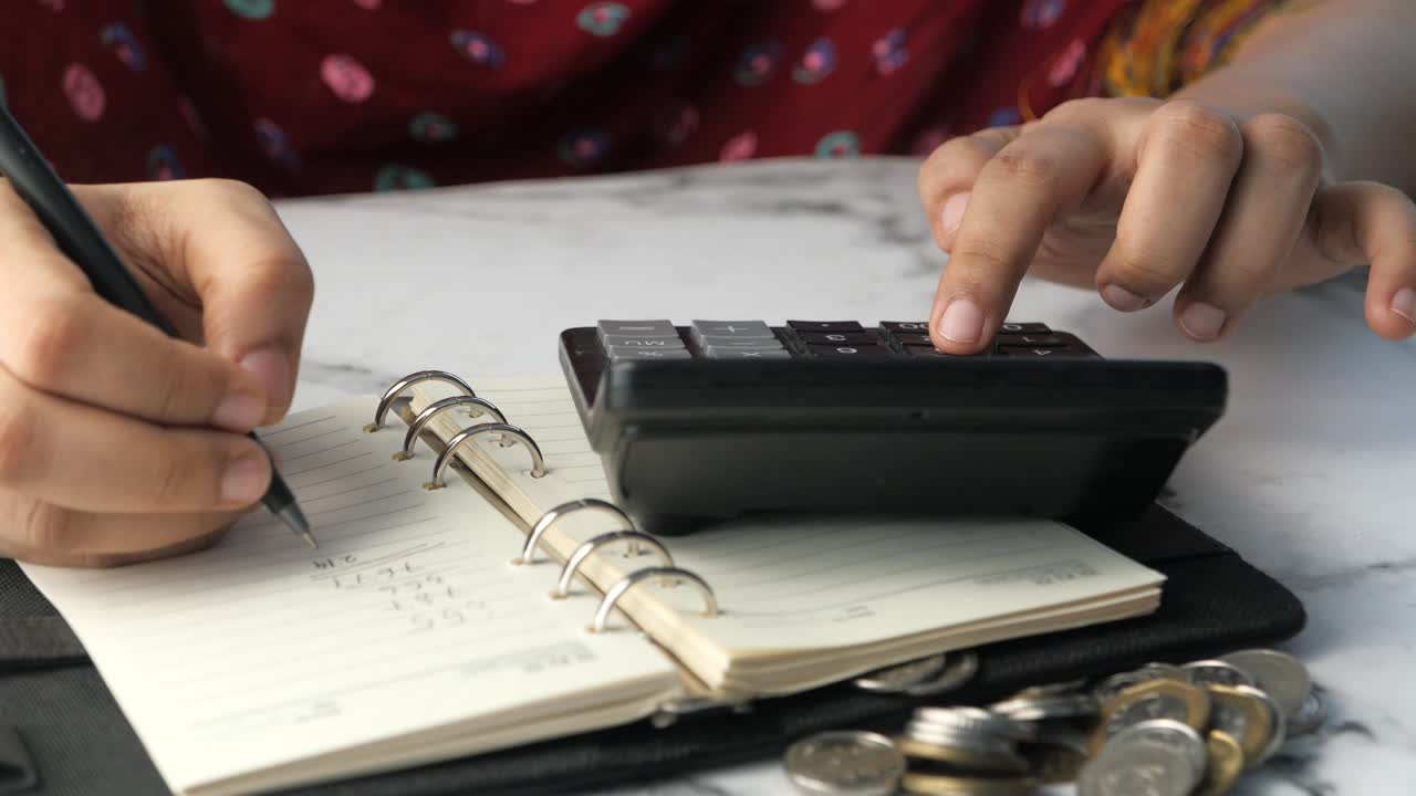 persona que calcula las finanzas