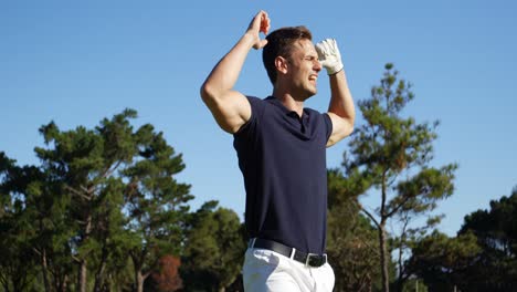 golfista jugando al golf
