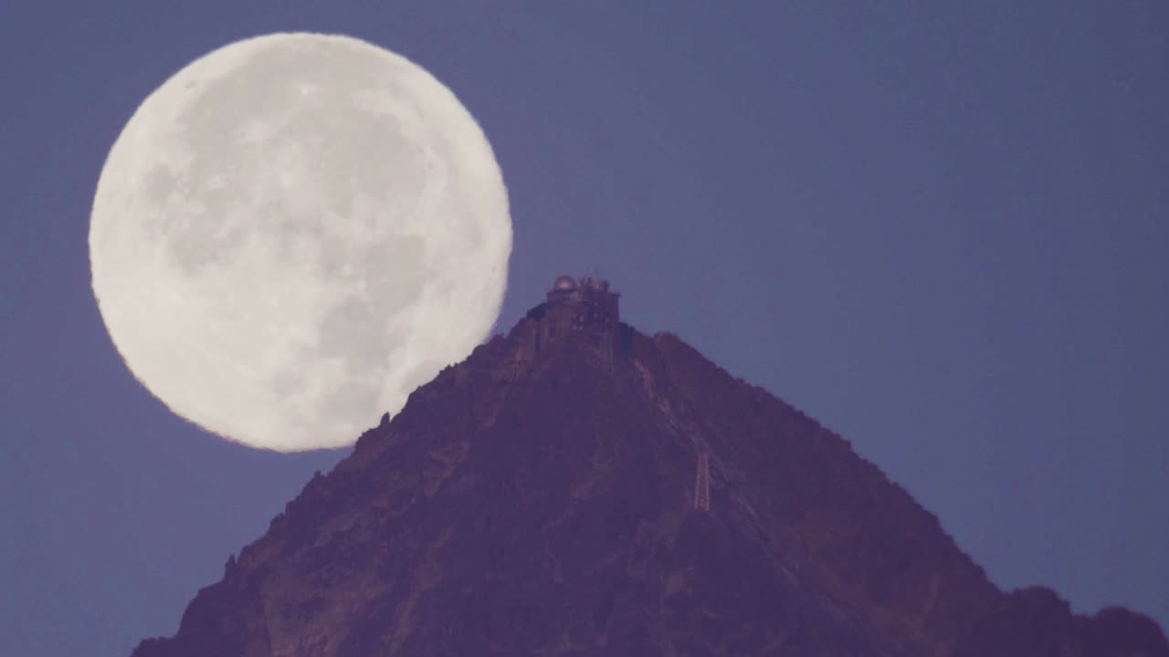 puesta de luna detrás del observatorio en lomnica