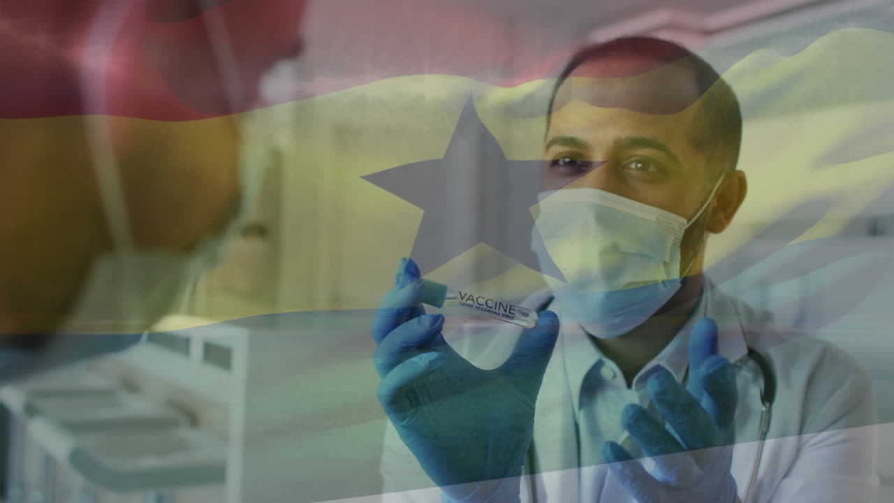 animación de la bandera de ghana con un médico masculino con máscara facial mostrando la vacuna contra la covid al paciente
