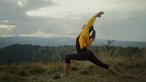 Yoga-Frau-Steht-In-Kriegerpose.-Fittes-Mädchen,-Das-In-Den-Bergen-Meditiert