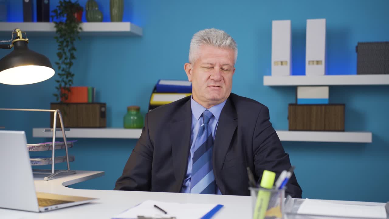 un hombre de negocios aburrido.