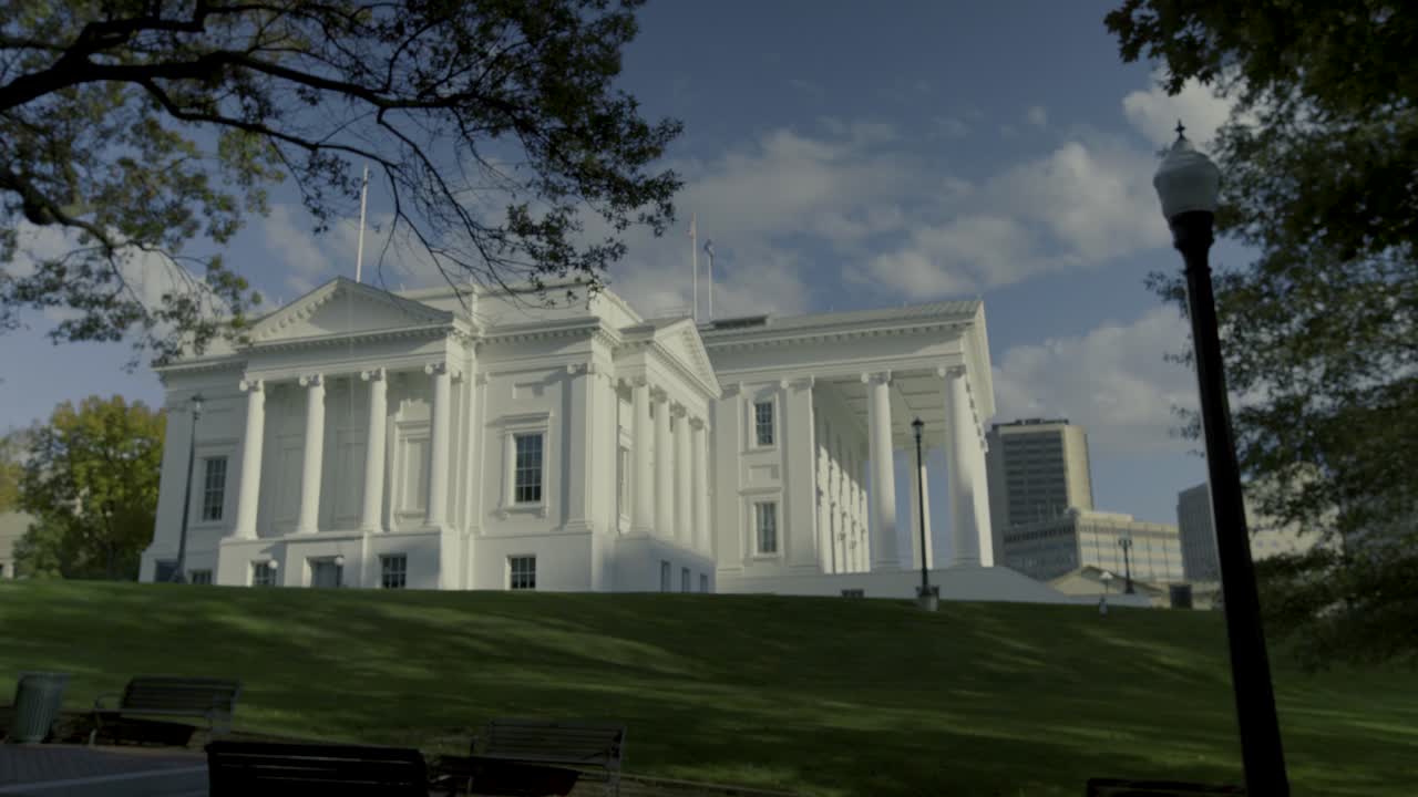 가을에 리치몬드에 있는 버지니아 주 의사당 건물