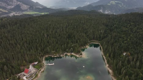 vista aérea del lago caumasee, un lago tranquilo ubicado entre bosques exuberantes en flims, graubünden, suiza