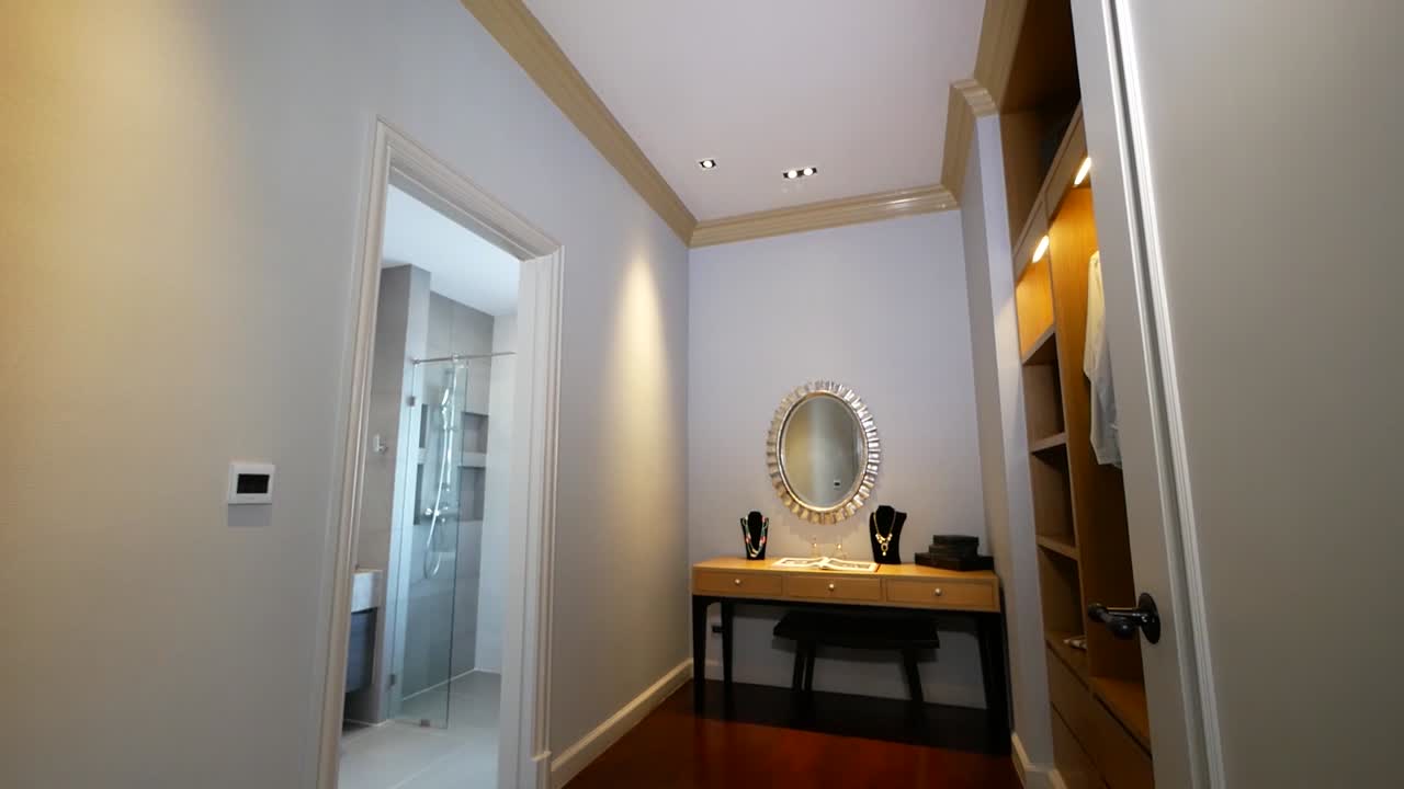 세련되고 트렌디한 원목 붙박이장