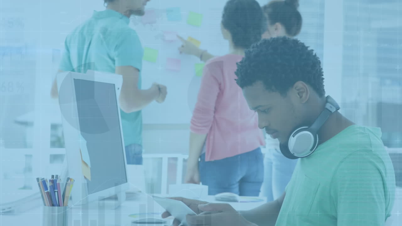 animazione dell'elaborazione dei dati finanziari sugli uomini d'affari in ufficio