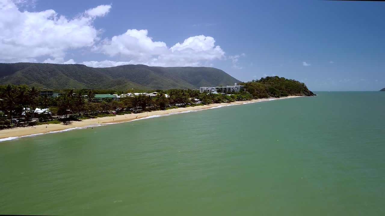 백그라운드에서 macalister 범위와 트리니티 해변 해안선 바다 위의 공중