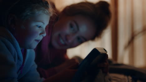 Madre-E-Hijo-Usando-Una-Tableta-Mamá-Enseñando-A-Una-Niña-Jugando-Juegos-Con-Tecnología-De-Pantalla-Táctil-Divirtiéndose-Antes-De-Acostarse