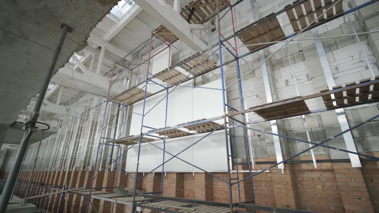 escena de un gran sitio de construcción de una oficina comercial