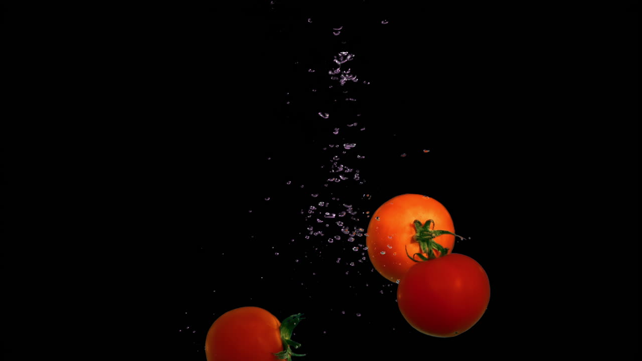 천천히 물에 떨어지는 토마토