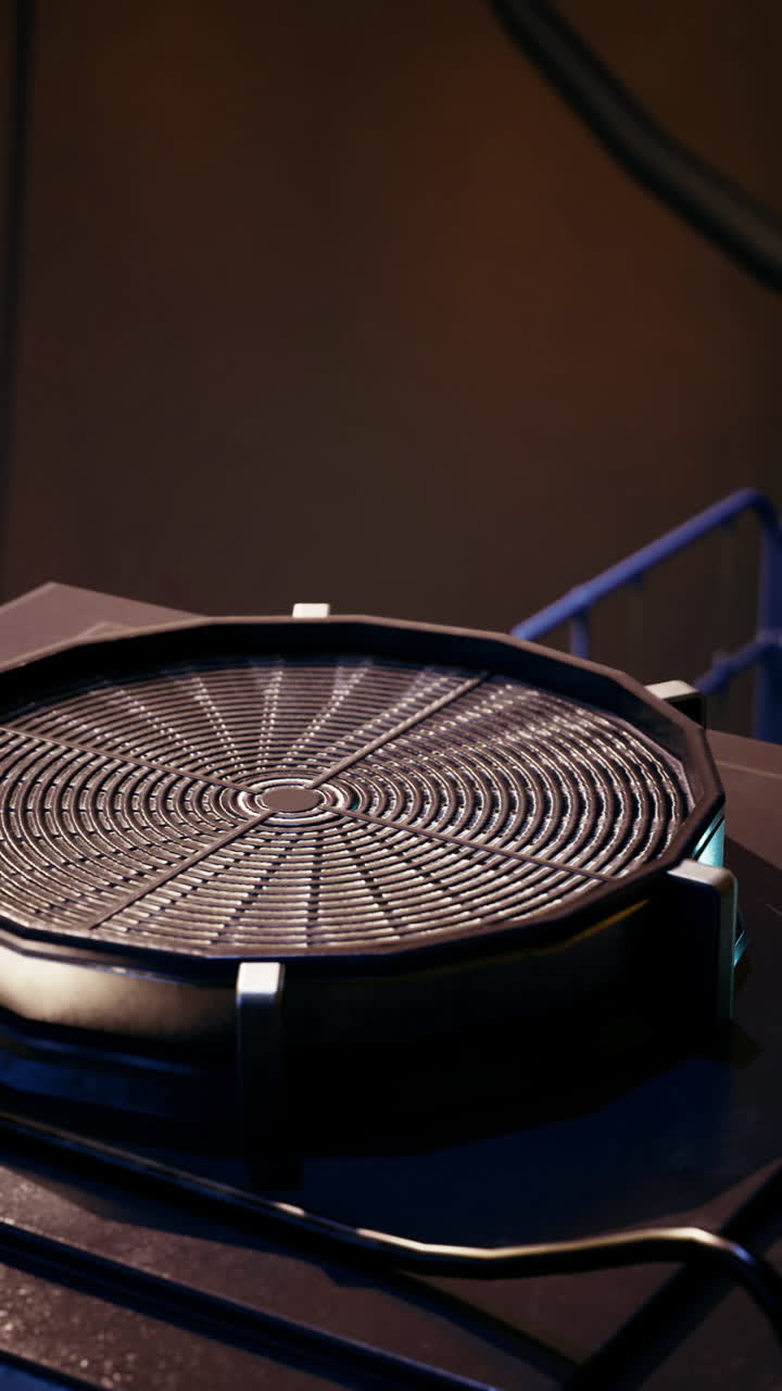 Configuração de tecnologia avançada apresentando uma placa de resfriamento circular em um laboratório