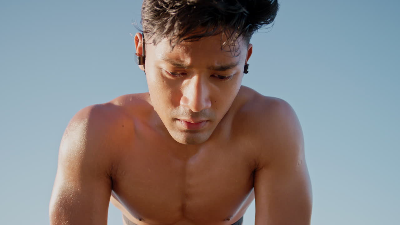 피곤하고,  ⁇ 을 흘리고, 숨을 쉬는 사람