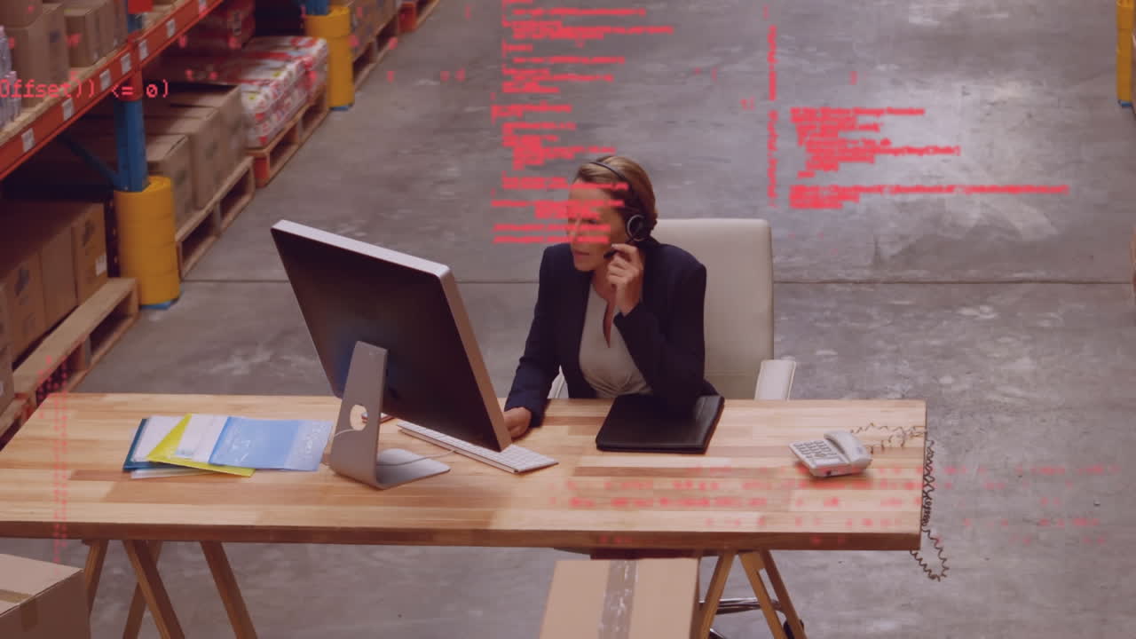 animación del procesamiento de datos sobre la mujer que trabaja en el almacén