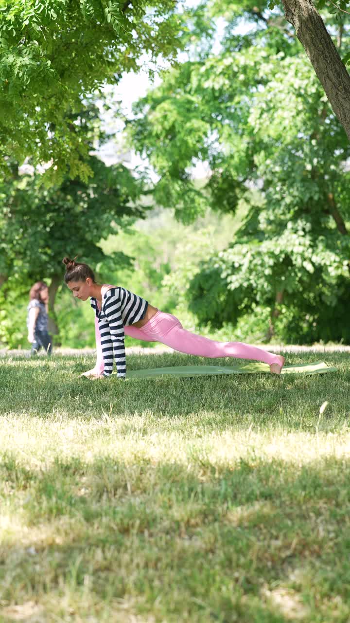 mujer practicando yoga en un parque