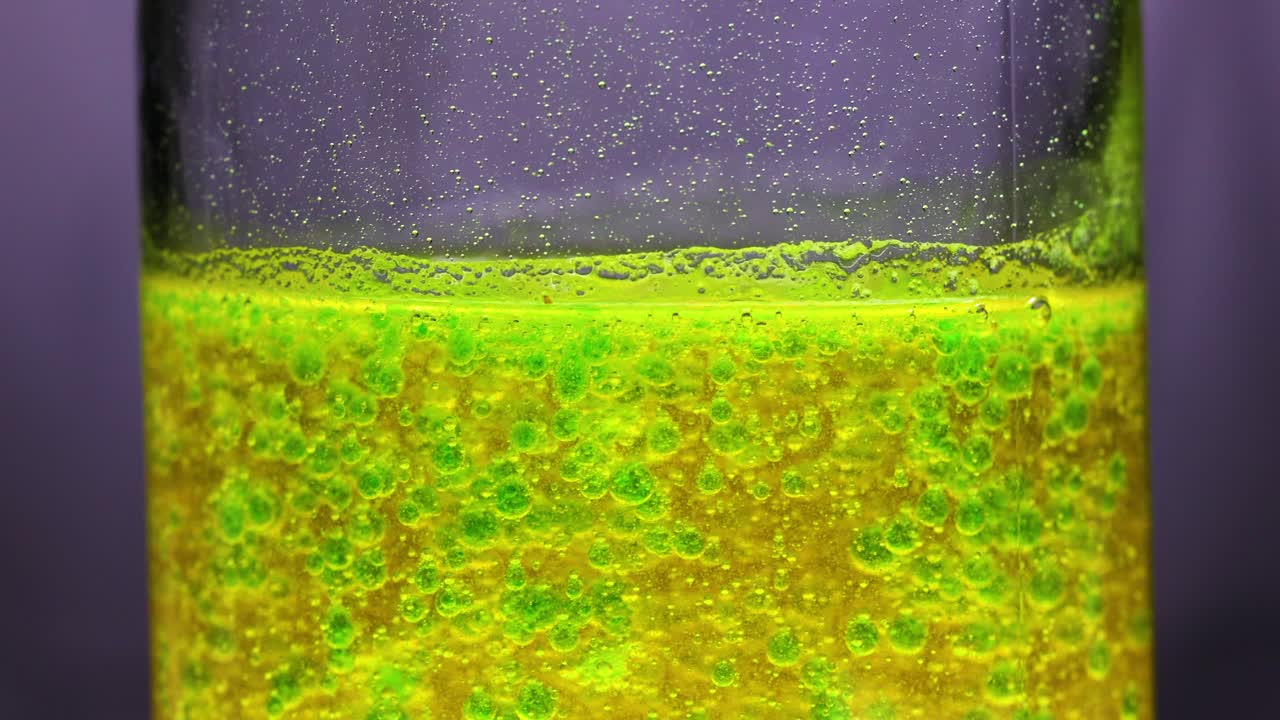 거품을 가진 다채로운 액체 실험