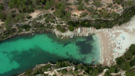 Luftaufnahme-Von-Cala-Pi-Mit-Türkisfarbenem-Und-Ruhigem-Wasser-In-Der-Bucht-Von-Mallorca-In-Spanien