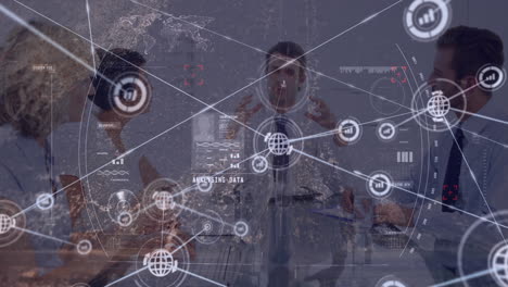 animación de iconos conectados, mapa y vista aérea de la ciudad, diversos compañeros de trabajo discutiendo en la reunión
