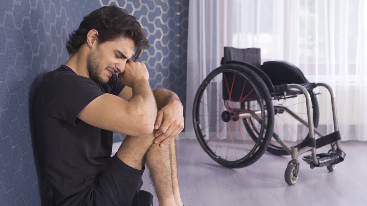 un adolescente discapacitado triste y llorando.