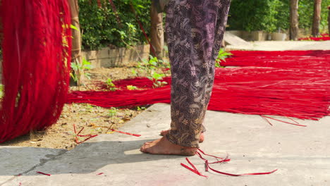 Colocar-Pajitas-De-Color-Rojo-Para-Que-Se-Sequen-Al-Sol-Antes-De-Tejerlas-En-Una-Alfombra-O-Un-Colchón