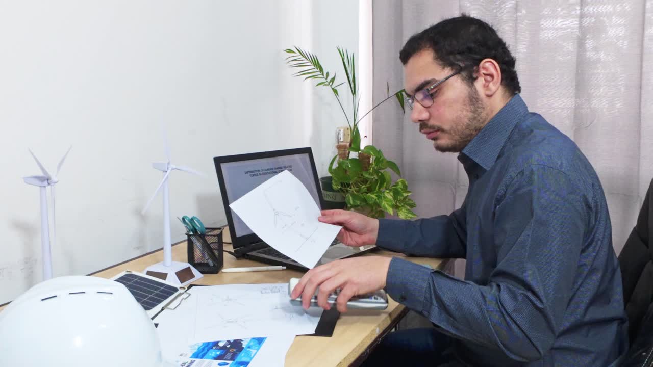 Ingeniero revisando un dibujo técnico de un aerogenerador