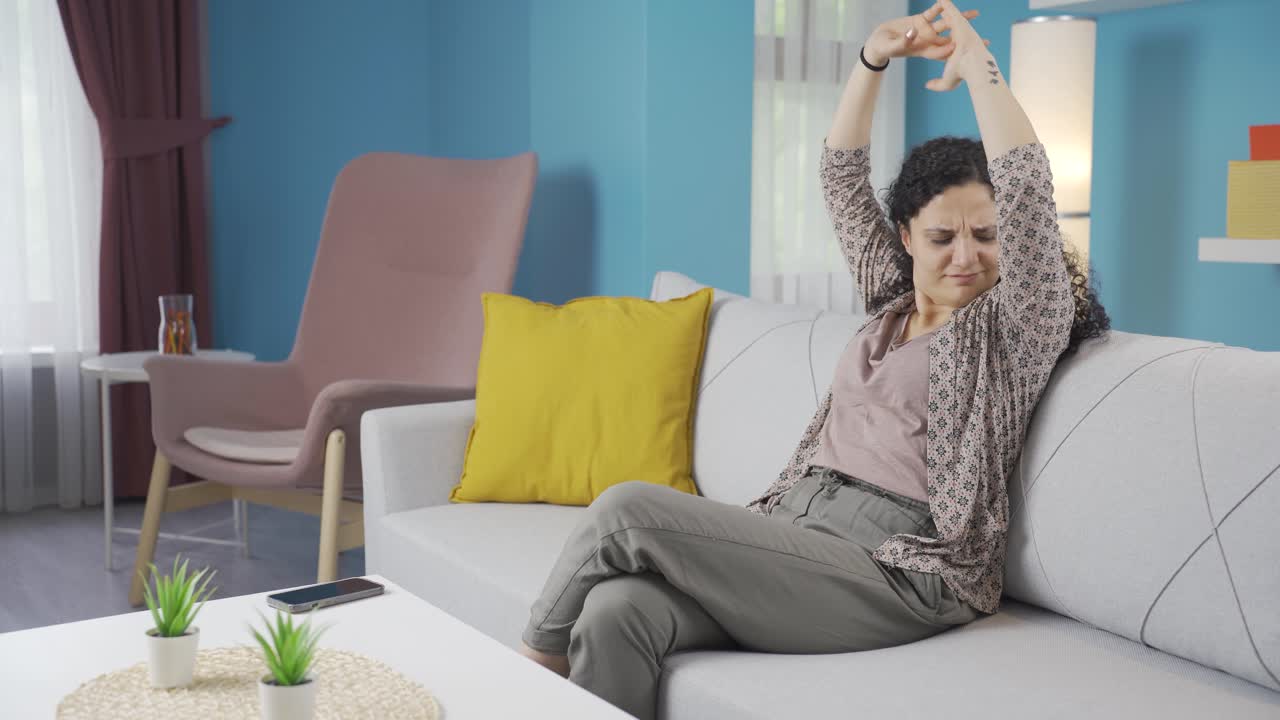 ⁇ 을 흘리는 젊은 여자는  ⁇ 새가 나고 모욕적입니다.