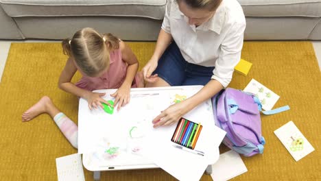 madre e hija participando en actividades creativas