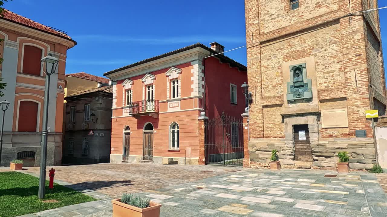 은 이탈리아 마을의 역사적인 건축물을 탐구합니다.