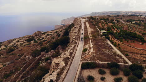 turistas aventureros montando vehículos todo terreno a lo largo de la carretera costera, impresionante paisaje de gozo