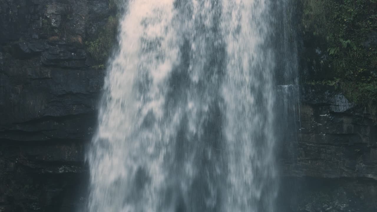 espectacular cascada en el río que fluye rápido en gales reino unido 4k