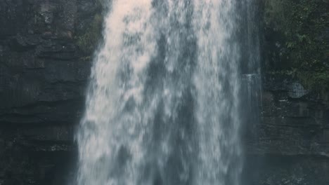 Dramatischer-Wasserfall-Auf-Schnell-Fließendem-Fluss-In-Wales-Uk-4k