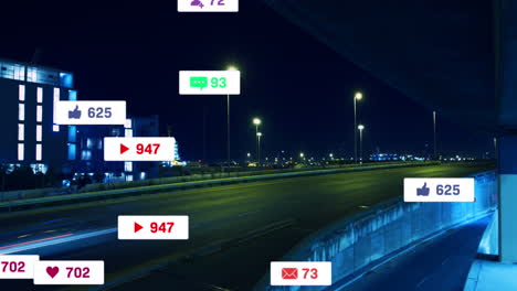 animación de iconos de redes sociales con números en el lapso de tiempo de los vehículos que se mueven por la carretera por la noche.