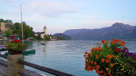 calle. capilla wolfgang en el lago wolfgangsee, austria