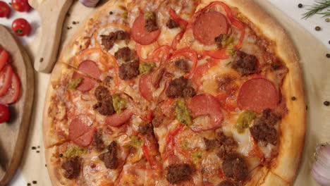 pizza italiana rodeada de comida fresca