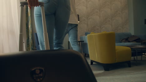 pareja desconocida chequeando habitación de hotel con maleta. pareja de manos en la suite