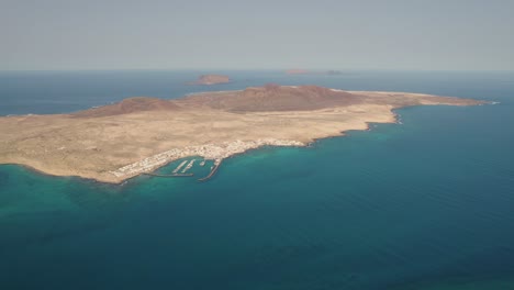 Vista-Aérea-De-La-Isla-De-La-Graciosa-Y-El-Océano-Atlántico-Que-La-Rodea