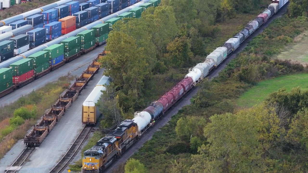Locomotiva merci che traina vagoni cisterna in attesa accanto al terminal container di Union Pacific, dolly.