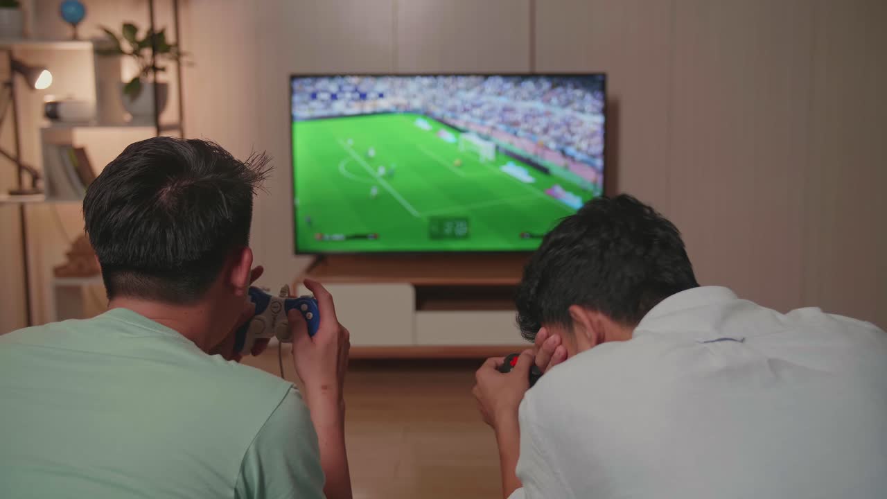 Amici che giocano a calcio al videogioco